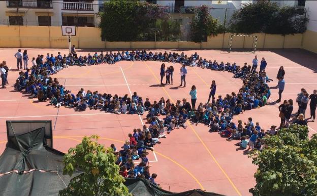 Imagen principal - Arriba y a la izquierda, actividades en el colegio público San Miguel de Nerja y a la derecha, en la plaza del Ayuntamiento de Rincón de la Victoria.