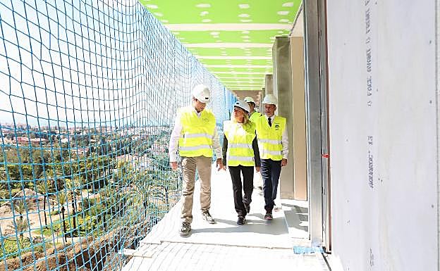 La alcaldesa de Marbella visitó hoy las instalaciones del hotel junto a responsables del proyecto. 