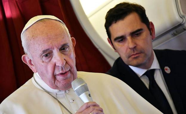 El Papa, durante su encuentro con los periodistas en el vuelo de regreso a Roma desde Marruecos.