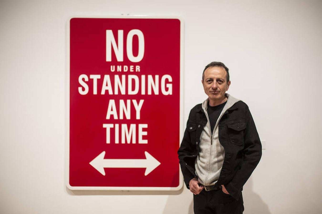 El creador malagueño firma en el museo nacional una ambiciosa retrospectiva que repasa cuatro décadas de trayectoria