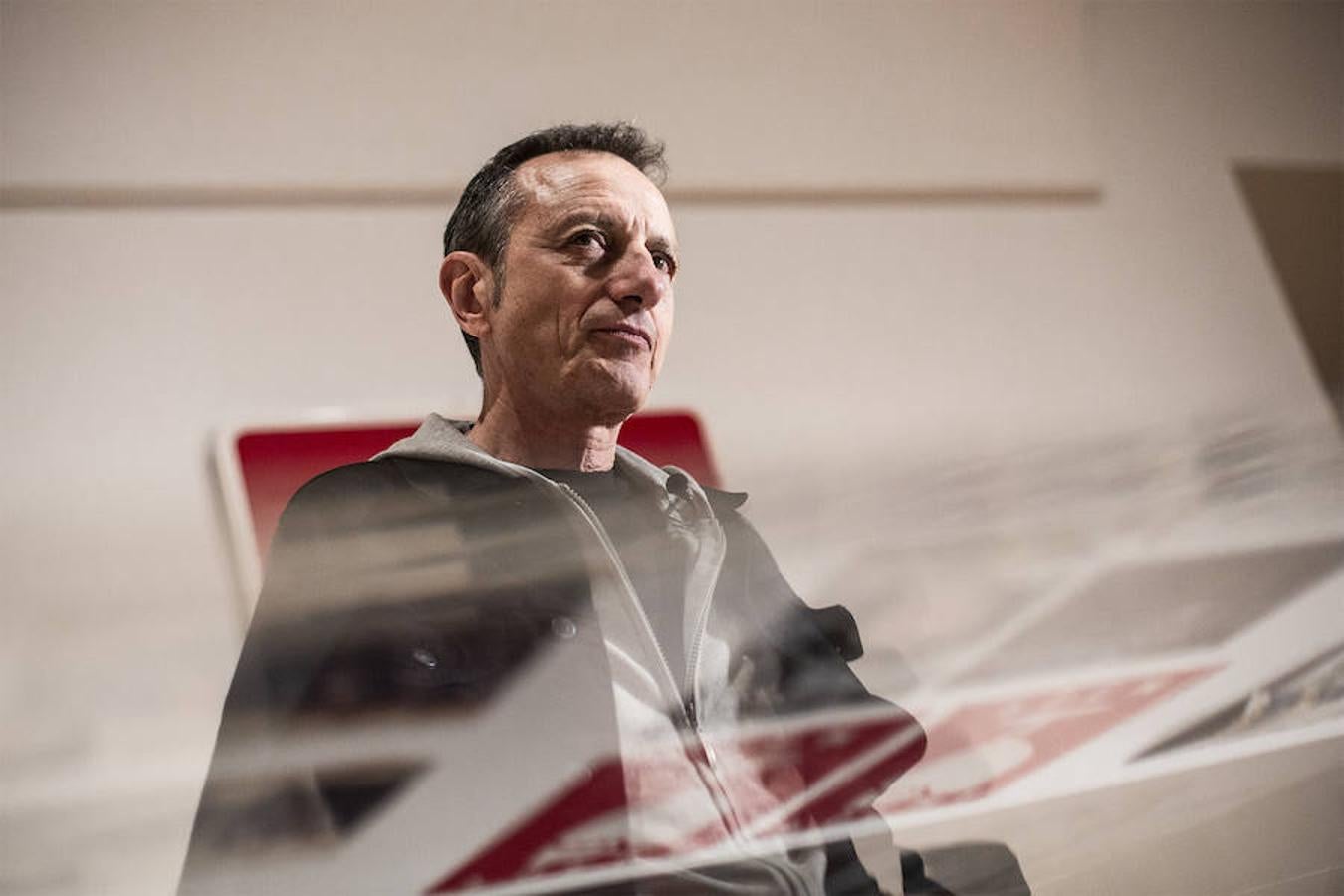 El creador malagueño firma en el museo nacional una ambiciosa retrospectiva que repasa cuatro décadas de trayectoria