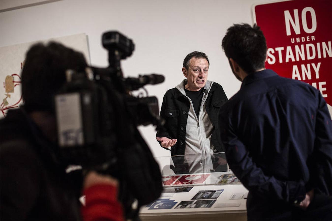 El creador malagueño firma en el museo nacional una ambiciosa retrospectiva que repasa cuatro décadas de trayectoria