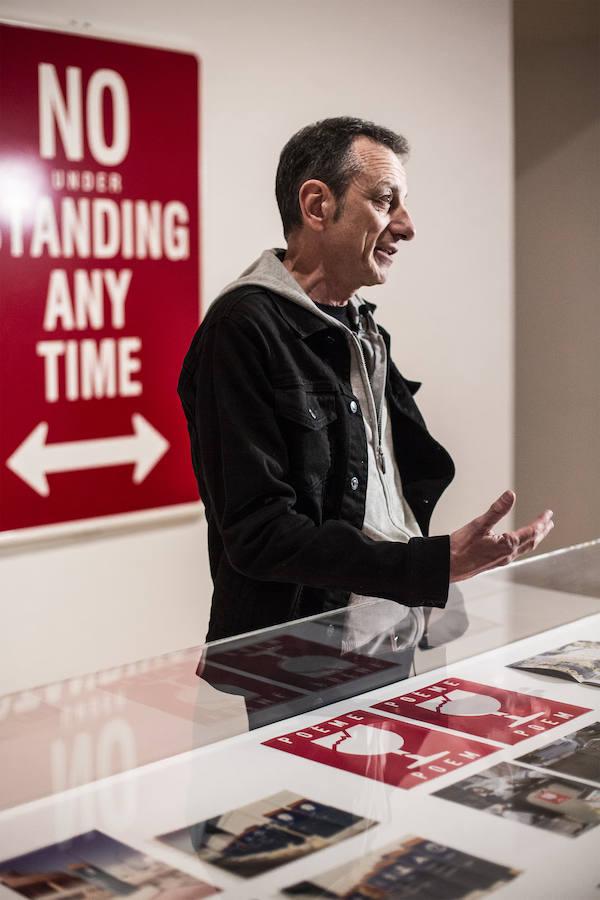 El creador malagueño firma en el museo nacional una ambiciosa retrospectiva que repasa cuatro décadas de trayectoria