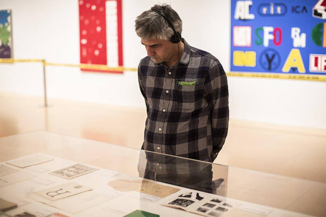 El creador malagueño firma en el museo nacional una ambiciosa retrospectiva que repasa cuatro décadas de trayectoria