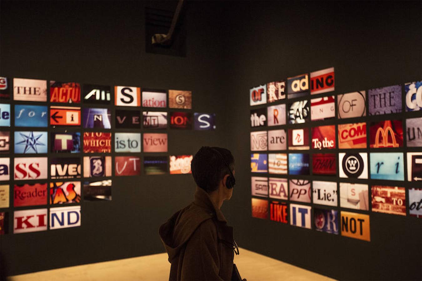 El creador malagueño firma en el museo nacional una ambiciosa retrospectiva que repasa cuatro décadas de trayectoria