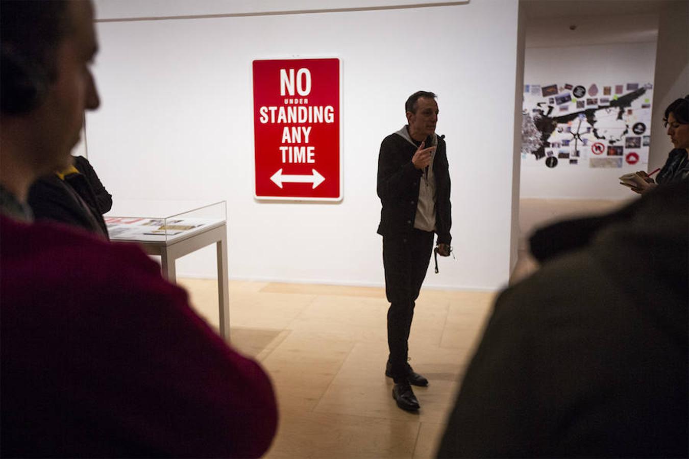 El creador malagueño firma en el museo nacional una ambiciosa retrospectiva que repasa cuatro décadas de trayectoria