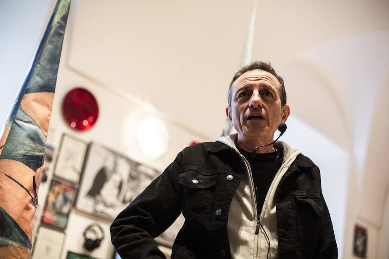 El creador malagueño firma en el museo nacional una ambiciosa retrospectiva que repasa cuatro décadas de trayectoria