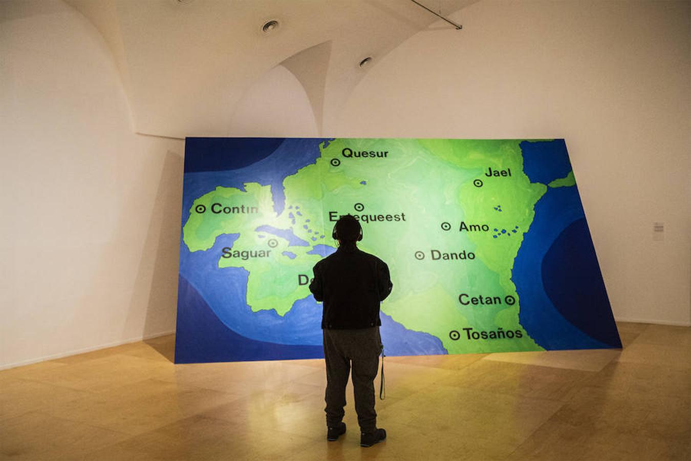 El creador malagueño firma en el museo nacional una ambiciosa retrospectiva que repasa cuatro décadas de trayectoria