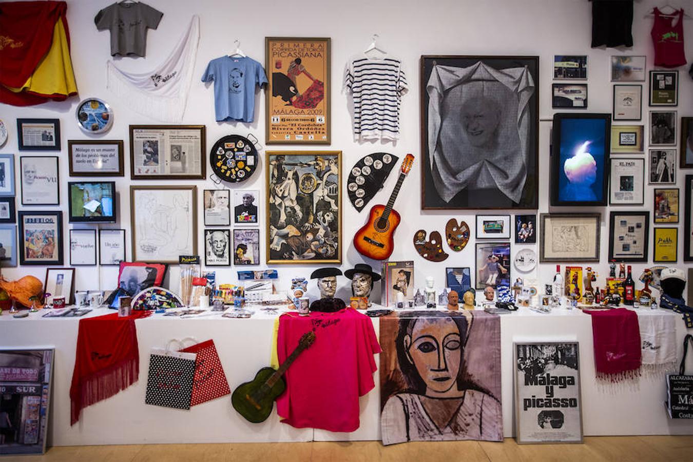 El creador malagueño firma en el museo nacional una ambiciosa retrospectiva que repasa cuatro décadas de trayectoria