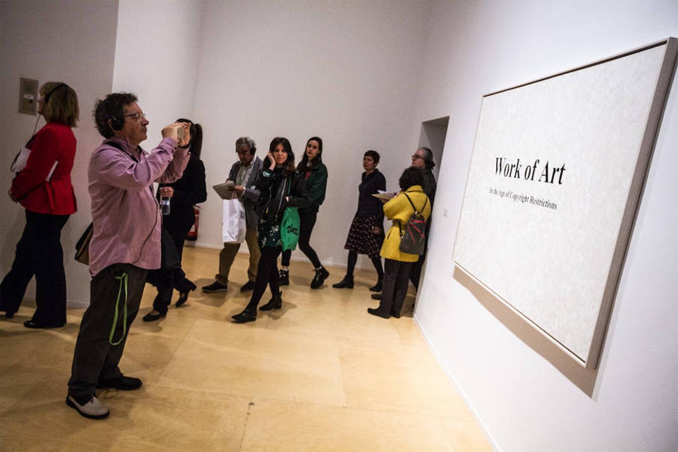 El creador malagueño firma en el museo nacional una ambiciosa retrospectiva que repasa cuatro décadas de trayectoria