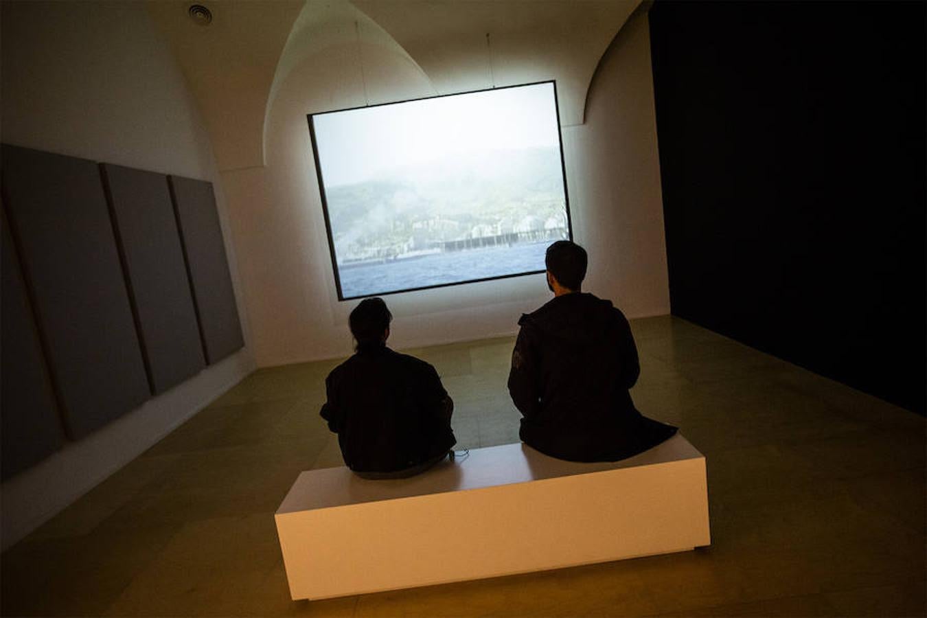 El creador malagueño firma en el museo nacional una ambiciosa retrospectiva que repasa cuatro décadas de trayectoria