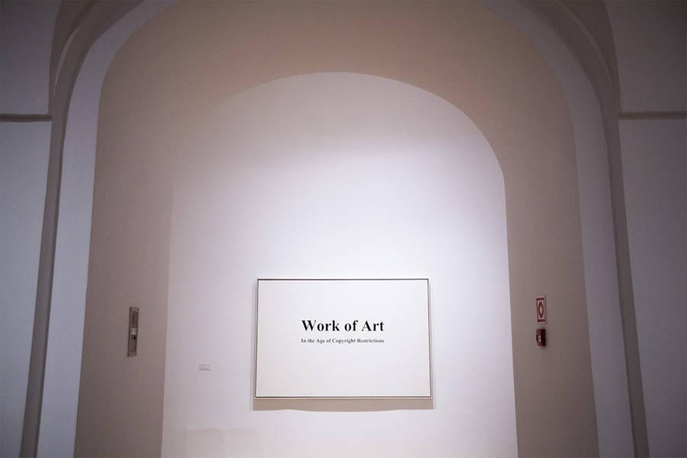 El creador malagueño firma en el museo nacional una ambiciosa retrospectiva que repasa cuatro décadas de trayectoria