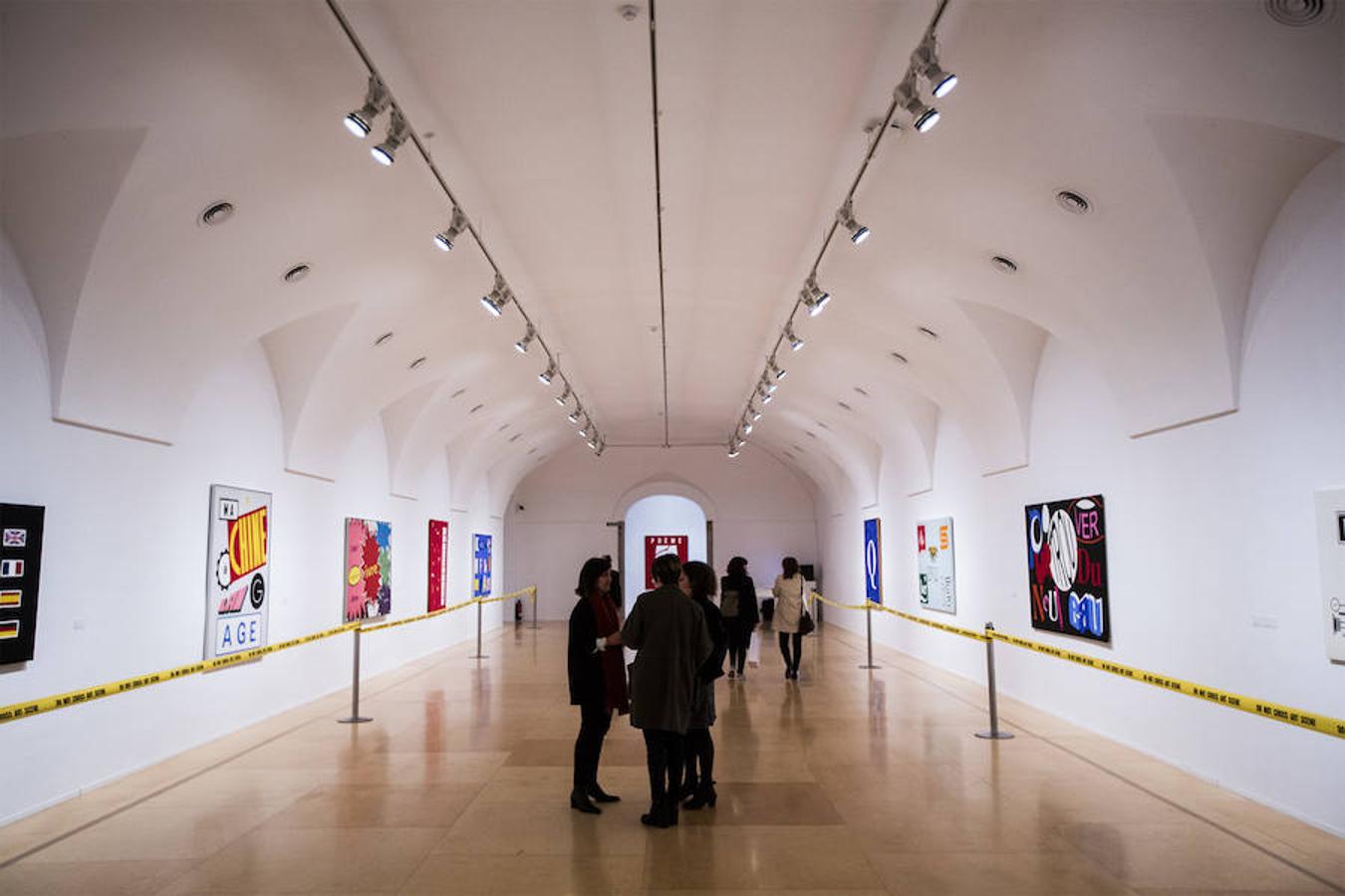 El creador malagueño firma en el museo nacional una ambiciosa retrospectiva que repasa cuatro décadas de trayectoria