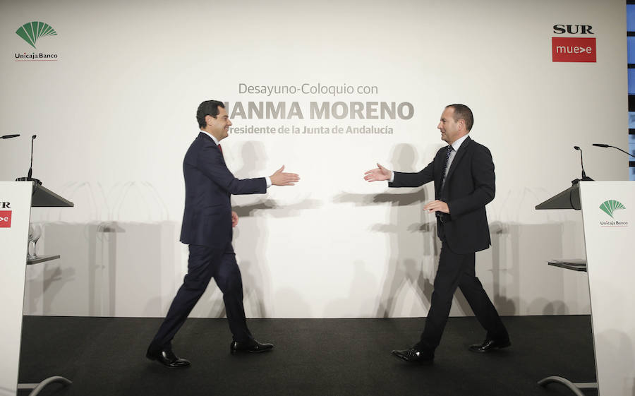 Juanma Moreno saluda a Manuel Castillo tras su intervención en el primer foro que protagoniza desde que accedió a la presidencia de la Junta.