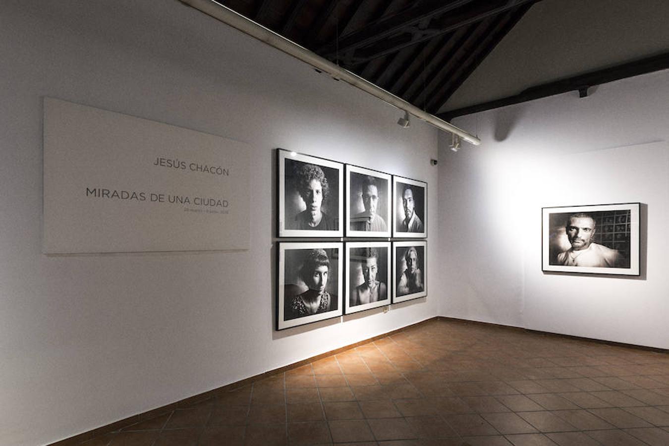 El fotógrafo Jesús Chacón reúne en un libro y una exposición un centenar de retratos de personajes de la vida cultural marbellí