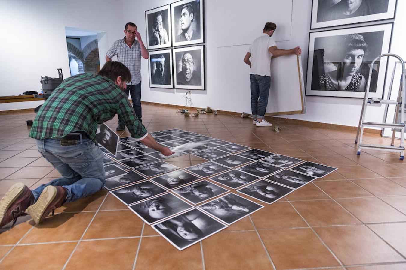 El fotógrafo Jesús Chacón reúne en un libro y una exposición un centenar de retratos de personajes de la vida cultural marbellí