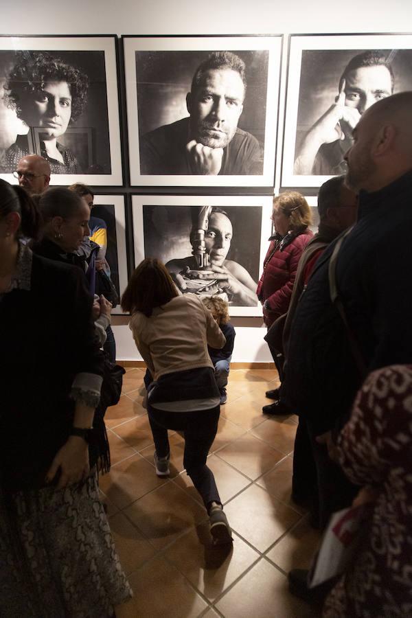 El fotógrafo Jesús Chacón reúne en un libro y una exposición un centenar de retratos de personajes de la vida cultural marbellí