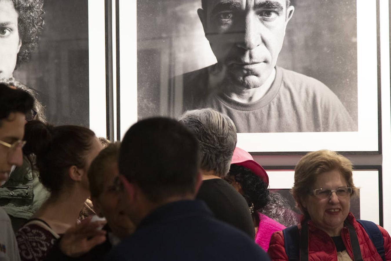 El fotógrafo Jesús Chacón reúne en un libro y una exposición un centenar de retratos de personajes de la vida cultural marbellí