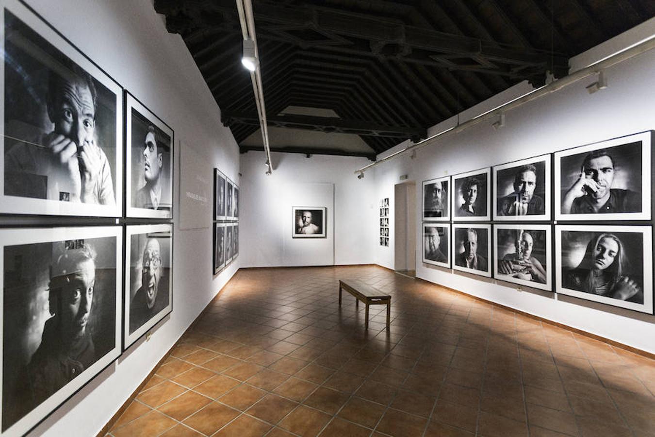 El fotógrafo Jesús Chacón reúne en un libro y una exposición un centenar de retratos de personajes de la vida cultural marbellí