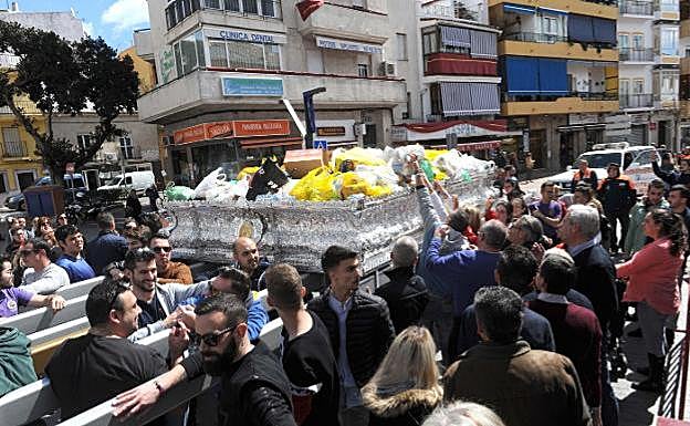 El trono cargado de comida a su paso por la Plaza Puente Málaga el año pasado. 