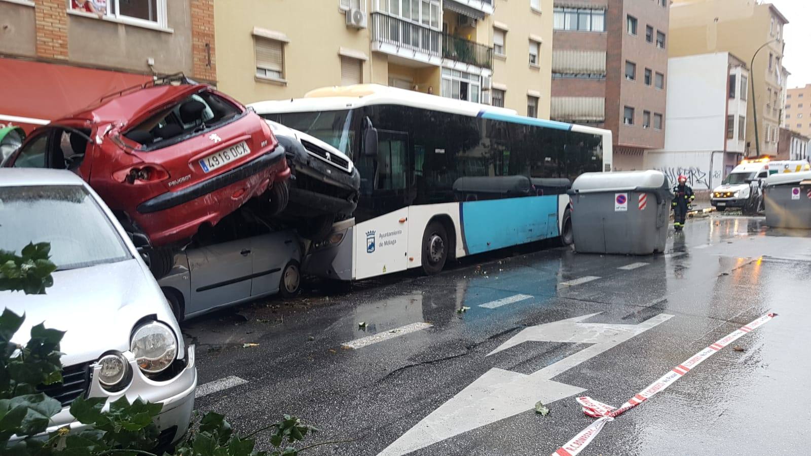 Los sanitarios han conseguido reanimar al conductor, que estuvo varios minutos en parada cardiorrespiratoria, y lo han trasladado al hospital