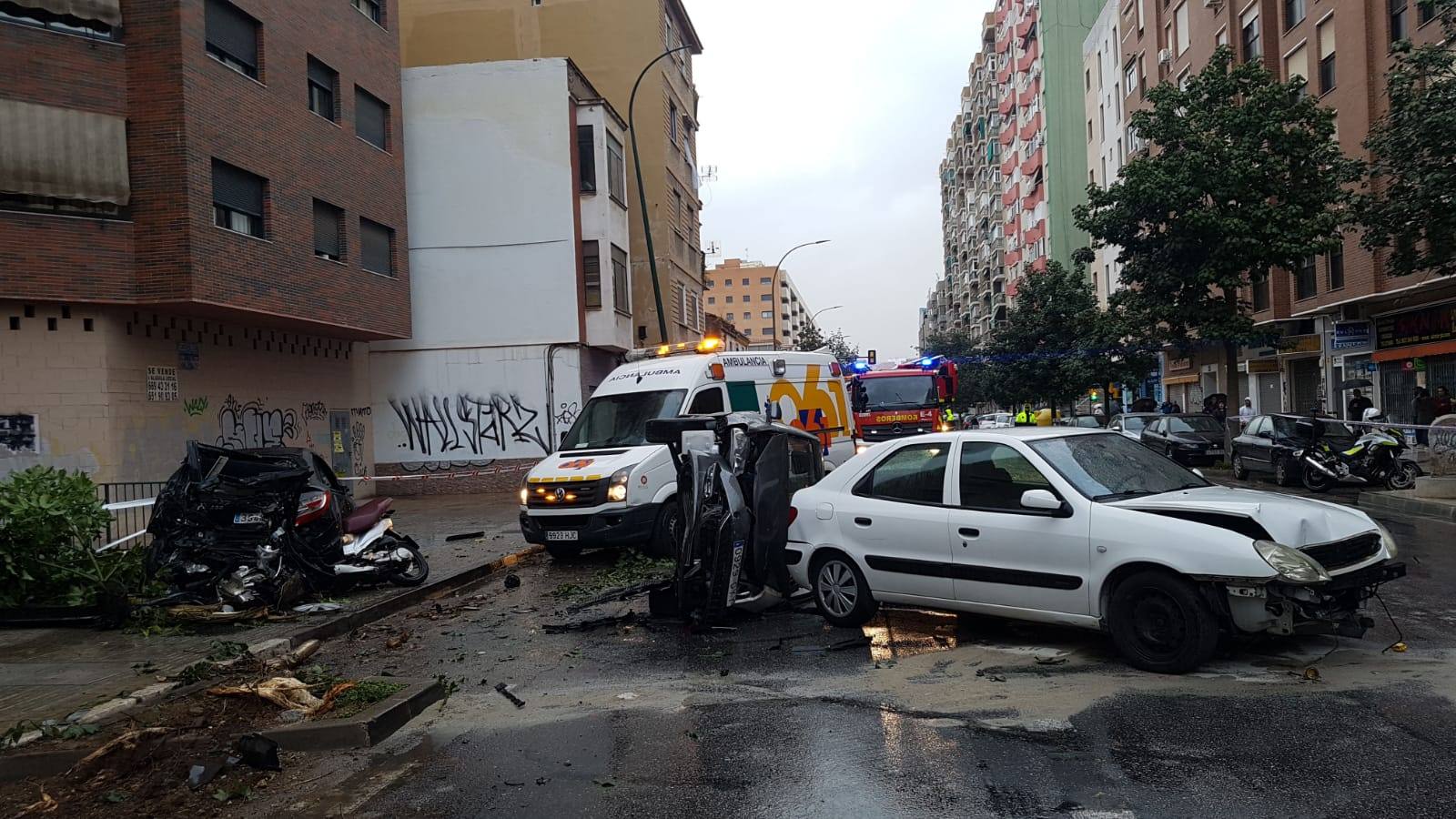 Los sanitarios han conseguido reanimar al conductor, que estuvo varios minutos en parada cardiorrespiratoria, y lo han trasladado al hospital