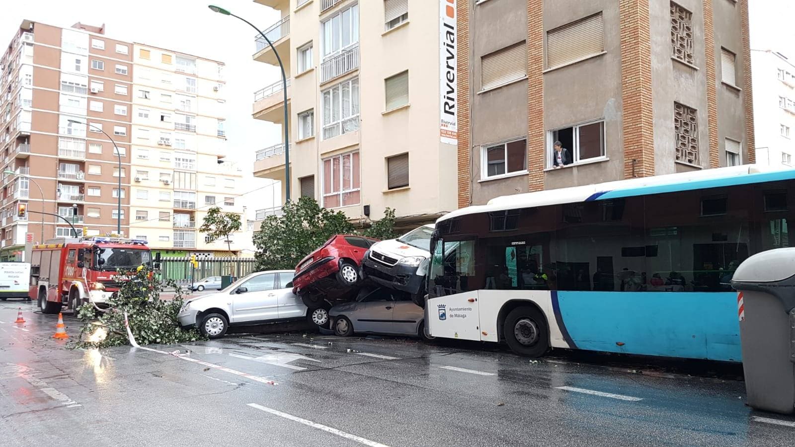 Los sanitarios han conseguido reanimar al conductor, que estuvo varios minutos en parada cardiorrespiratoria, y lo han trasladado al hospital