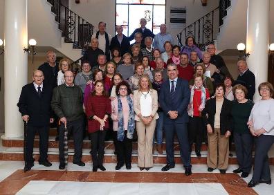 Imagen secundaria 1 - Nuevas freidoras (arriba). La alcaldesa, con representantes de los centros y el albacea, y nueva cocina. 