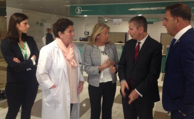 Ángeles Muñoz, con el gerente del SAS, Miguel Moreno, el delegado de Salud, Carlos Bautista, y la gerente del Hospital, Luisa Lorenzo. 