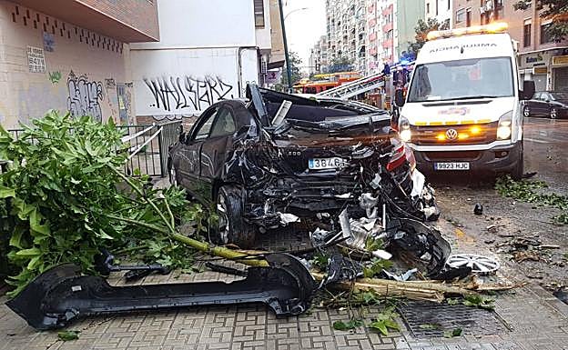 Imágenes de los desperfectos ocasionados por el accidente registrado este viernes. 