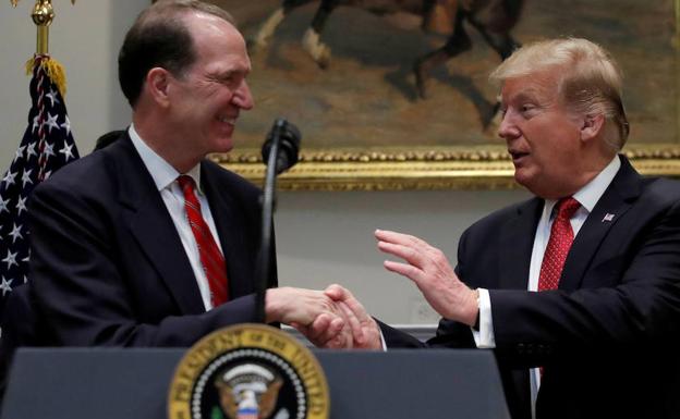 David Malpass (izquierda), junto a Donald Trump, en la Casa Blanca.