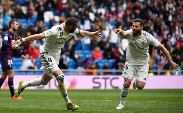 Benzema celebra el gol de la victoria.