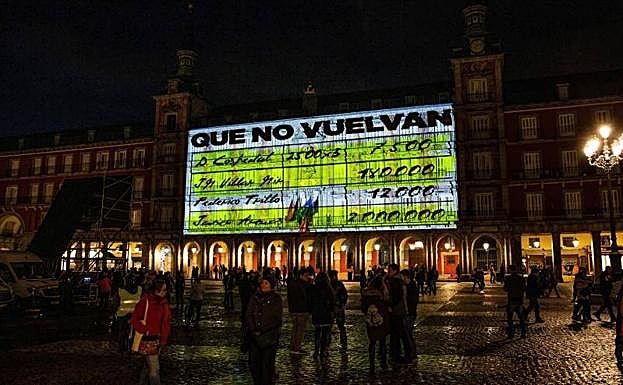 La Plaza Mayor de Madrid iluminada con imágenes de los conocidos como 'papeles de Bárcenas'.