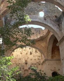 Imagen secundaria 2 - Columbario Benalauría: Cámara sepulcral época romana en pleno Valle del Genal. Castillo de Monda: Torre oeste en la que se aprecian derrumbes que afectan al monumento. Convento de Algaidas: El estado de abandono y el expolio han dejado en el esqueleto este histórico cenobio