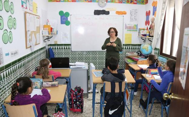 Alumnos de varias edades, en clase en Parauta. 
