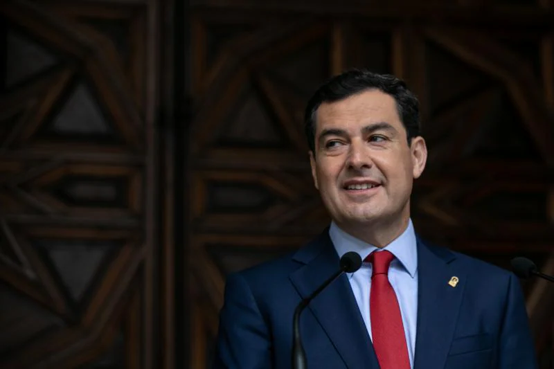 Juanma Moreno, presidente de la Junta de Andalucía, ha recibido a los presidentes de los Consejos de Cofradías de Andalucía, en la víspera de la Semana Santa 2019. 