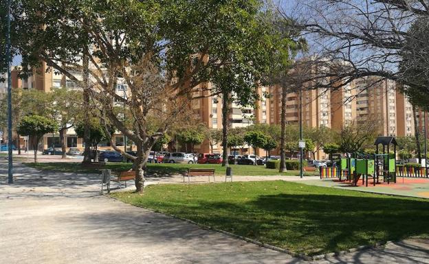 Se ha eliminado el cierre del jardín y montado un parque nuevo.