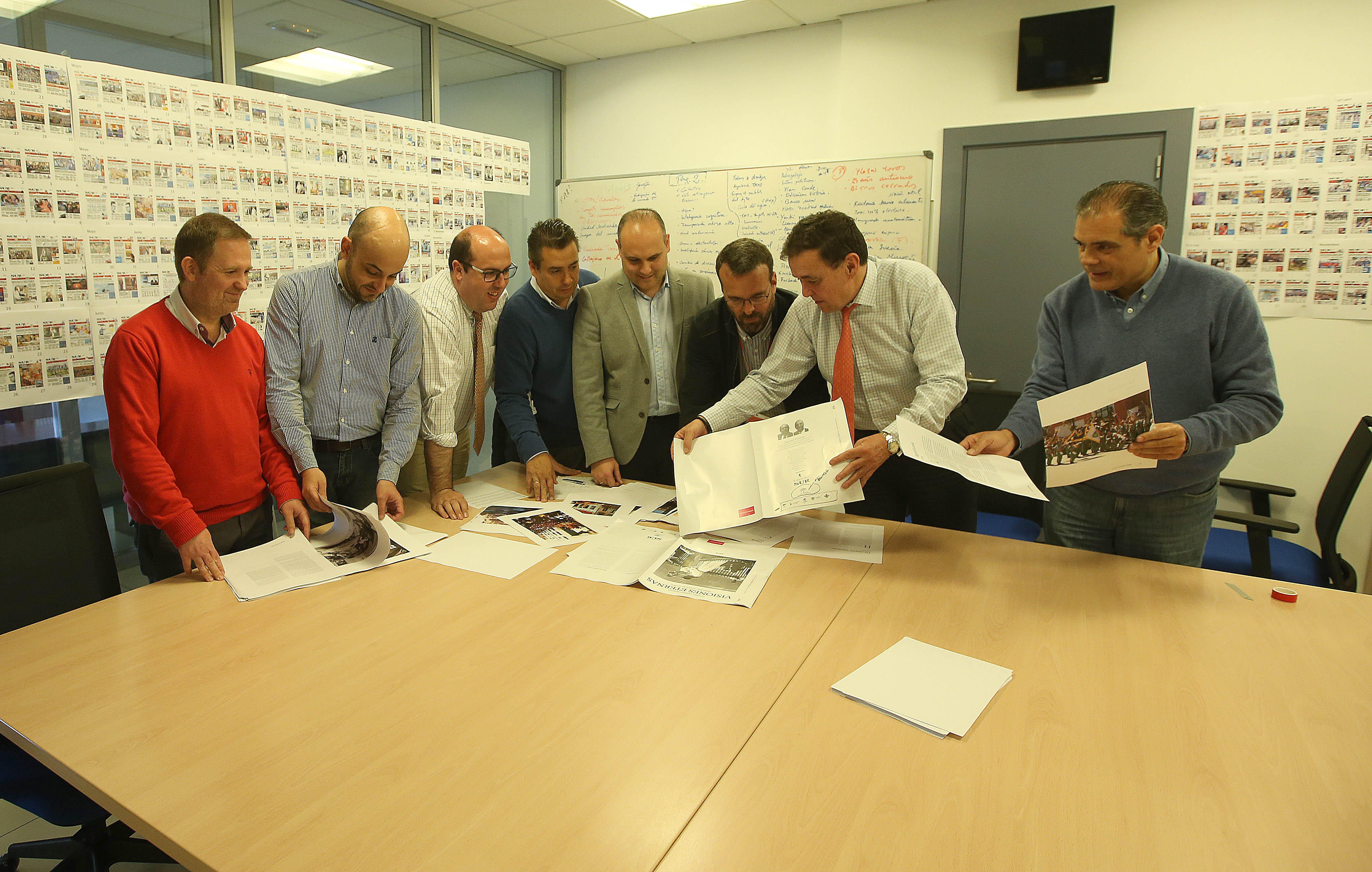 Rafael Rodríguez Puente, Jesús Hinojosa, Antonio Montilla, Salvador Salas, Manuel García, Jesús Bueno, Pedro Luis Gómez y Ángel Escalera, equipo de Pasión del SUR, en la Redacción ultiman las pruebas definitivas del libro