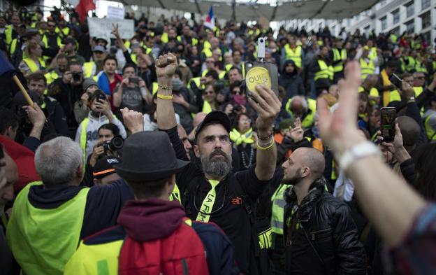 Protesta de los 'chalecos amarillos' el pasado sábado en París. :: efe