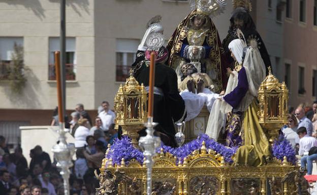 Imagen principal - Arriba, el trono del Yacente de la Paz y la Unidad nada más salir de la basílica de la Victoria. Abajo, retablo de la Iglesia del Sagrario y cartela tallada por Manuel Carmona.