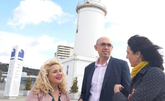 Remedios Ramos, Eduardo Zorrilla y Eva García Sampere, este martes en el puerto. 