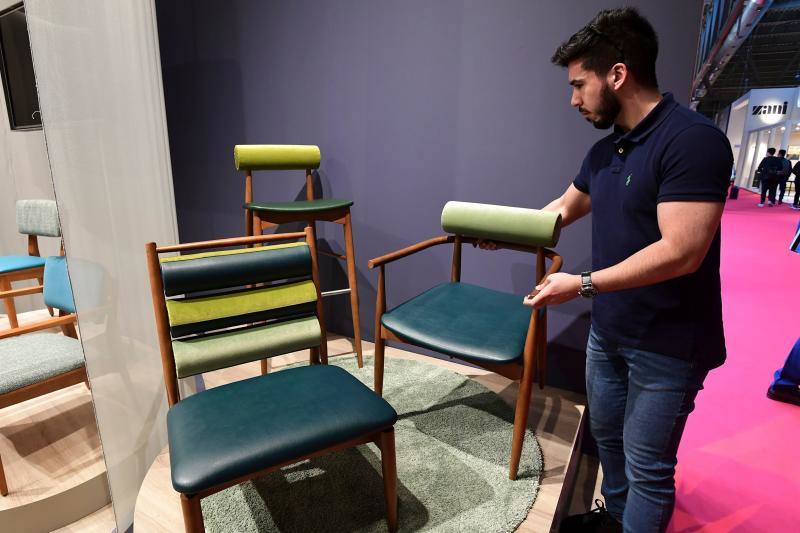 Sillones, mesas, estanterías, lámparas... todo el mobiliario que suele tener una casa normal, pero cargado de múltiples colores y formas que hacen de algo tan común una pieza única. Diseñadores de todo el mundo se dan cita en la Feria Internacional de Diseño de Mobiliario de Milán. 