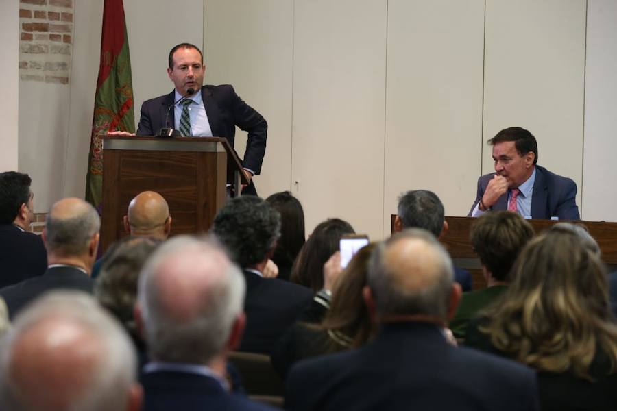 El libro es un gran homenaje a Garrido y a Gonzàlez, pero también un homenaje a la Semana Santa y a las cofradías de Málaga que se entregará con SUR.