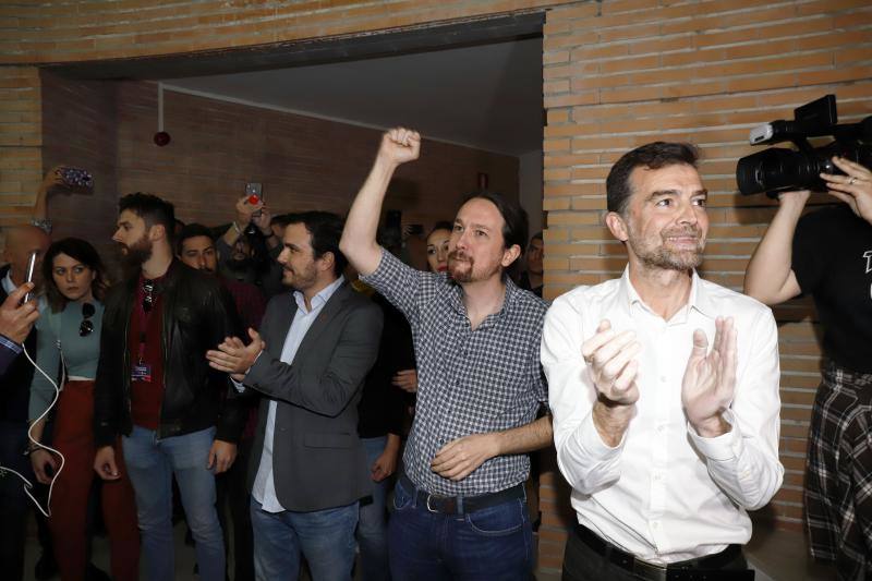 Pablo Iglesias, Alberto Garzón y Antonio Maíllo participan en un acto público en el Aula Magna de la Facultad de Comunicación de Málaga junto a otros compañeros del partido a nivel regional.