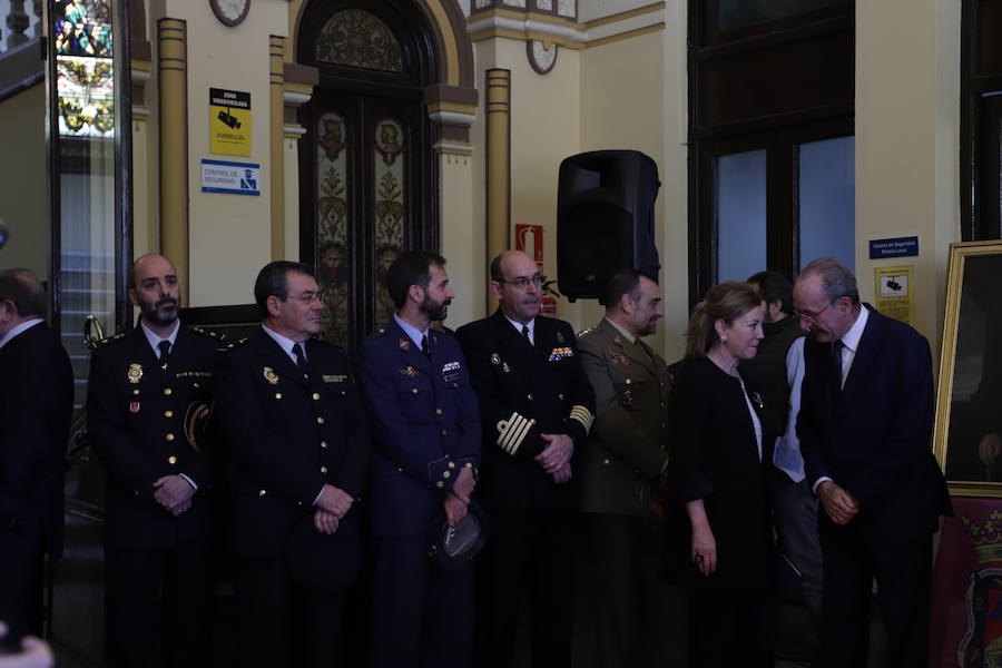 El alcalde ha descubierto la lápida de 1919, restaurada para la ocasión, entre los retratos de los alcaldes Romero Raggio y Guerrero Stracha