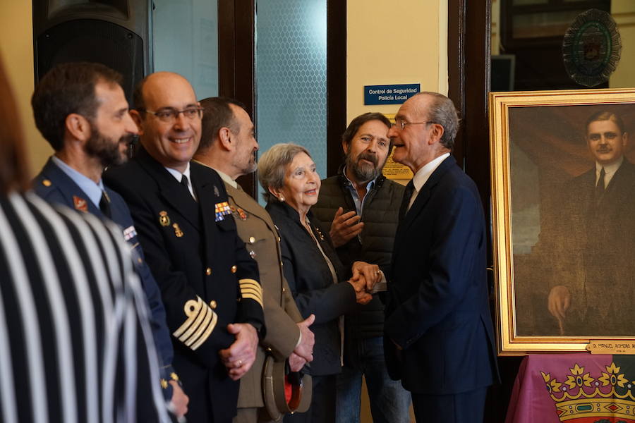 El alcalde ha descubierto la lápida de 1919, restaurada para la ocasión, entre los retratos de los alcaldes Romero Raggio y Guerrero Stracha