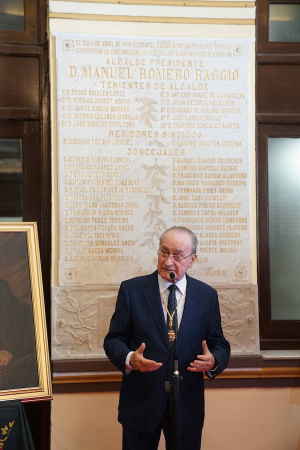 El alcalde ha descubierto la lápida de 1919, restaurada para la ocasión, entre los retratos de los alcaldes Romero Raggio y Guerrero Stracha