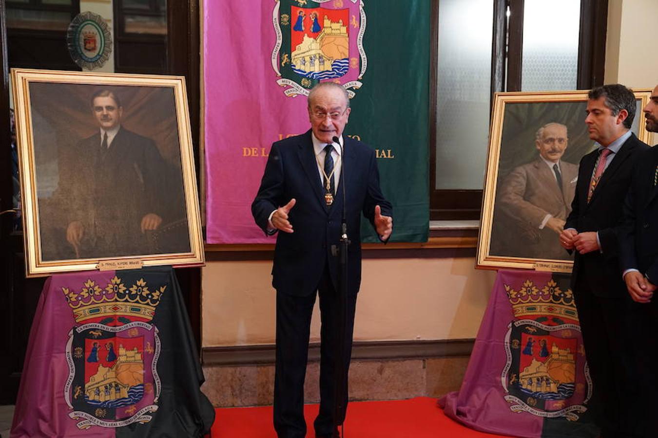 El alcalde ha descubierto la lápida de 1919, restaurada para la ocasión, entre los retratos de los alcaldes Romero Raggio y Guerrero Stracha