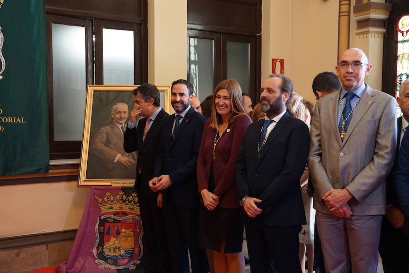 El alcalde ha descubierto la lápida de 1919, restaurada para la ocasión, entre los retratos de los alcaldes Romero Raggio y Guerrero Stracha