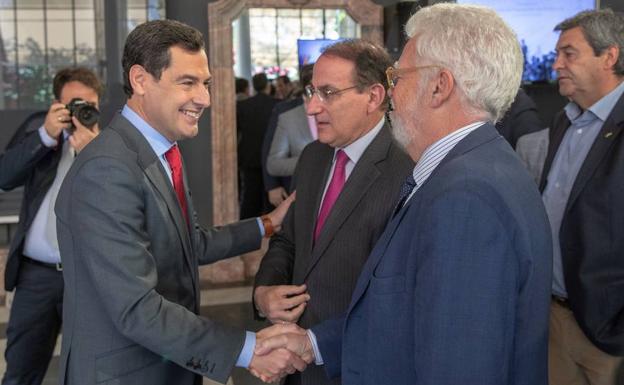 El presidente andaluz, Juanma Moreno, saluda al presidente de la CEA, Javier González de Lara, y de ASAJA, Ricardo Serra. 